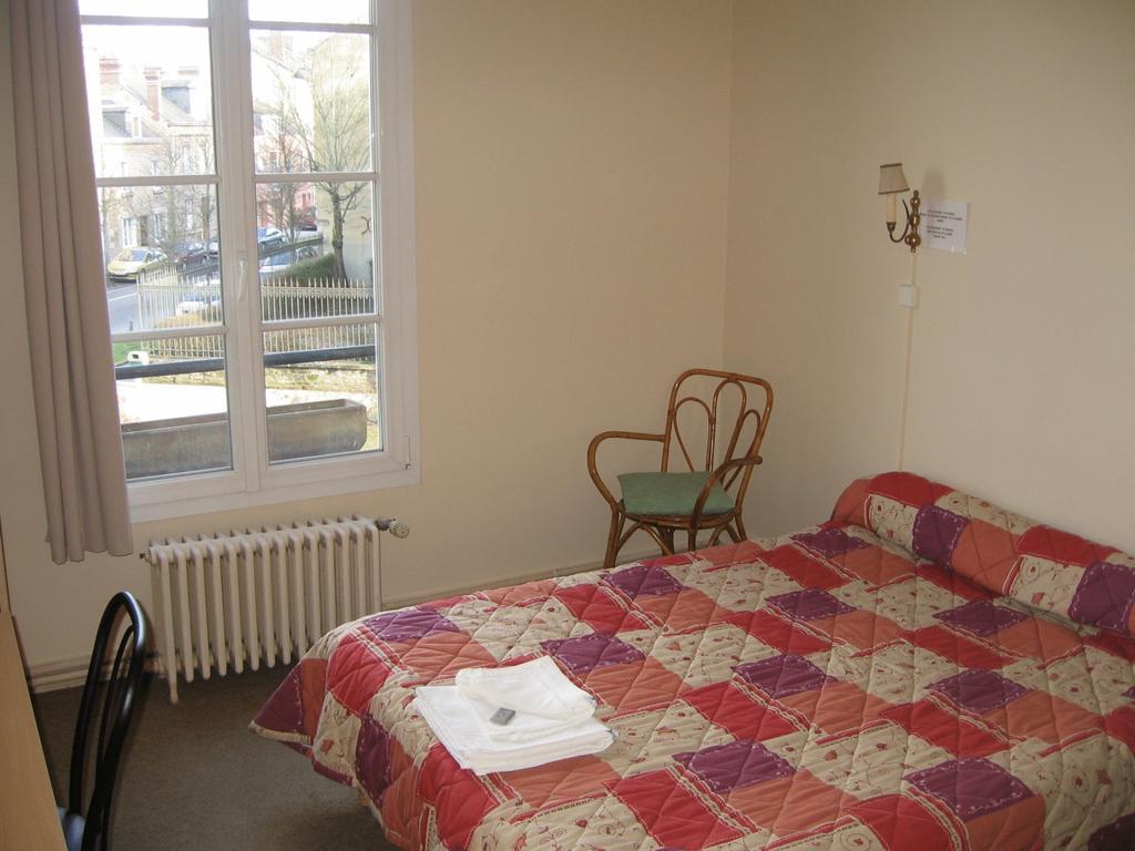 Hotel Le Hussard Alencon Room photo